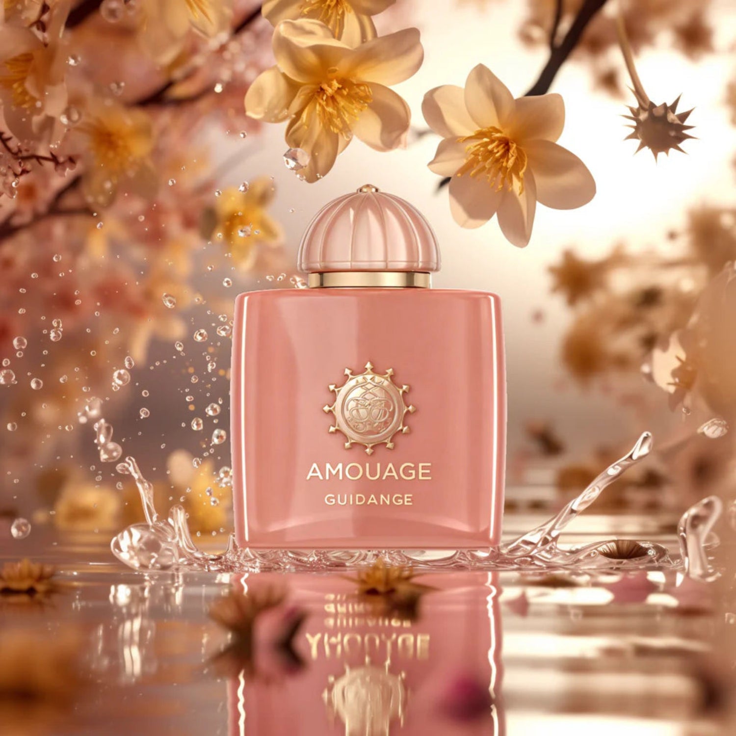 Deux élégants flacons de parfum, l’un vert clair et l’autre blanc, avec des bouchons ornés.