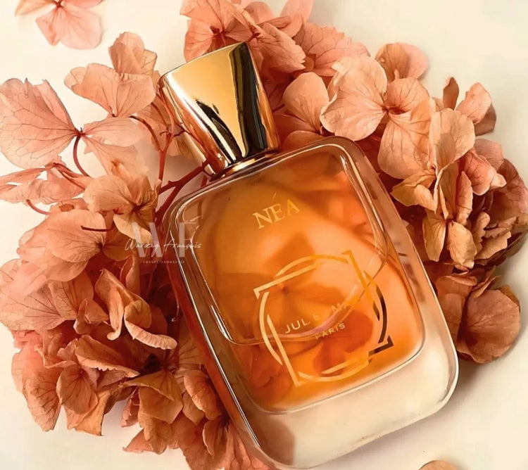 Un flacon de parfum doré avec un bouchon métallique.