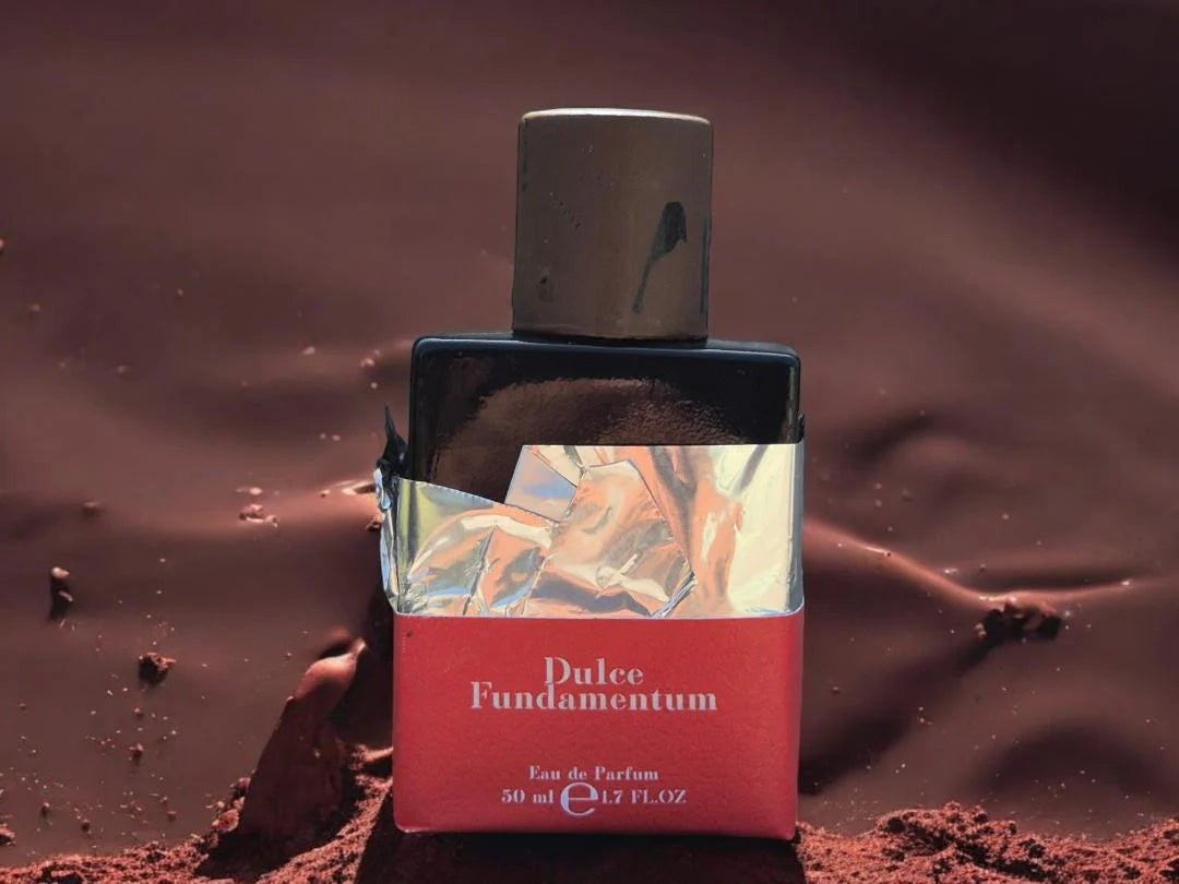 Un flacon de parfum doré avec une surface texturée et une étiquette brune.