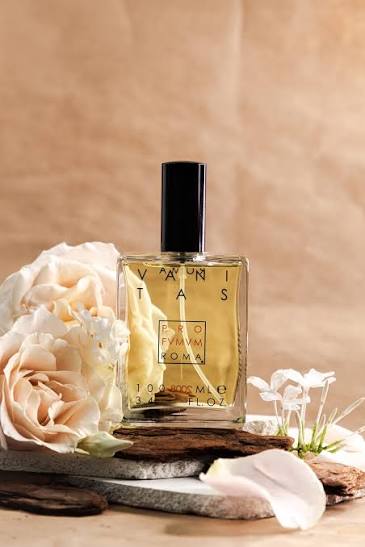 Un flacon de parfum en verre transparent avec un bouchon noir, étiqueté ’ACQVA E ZVCCHERO’.