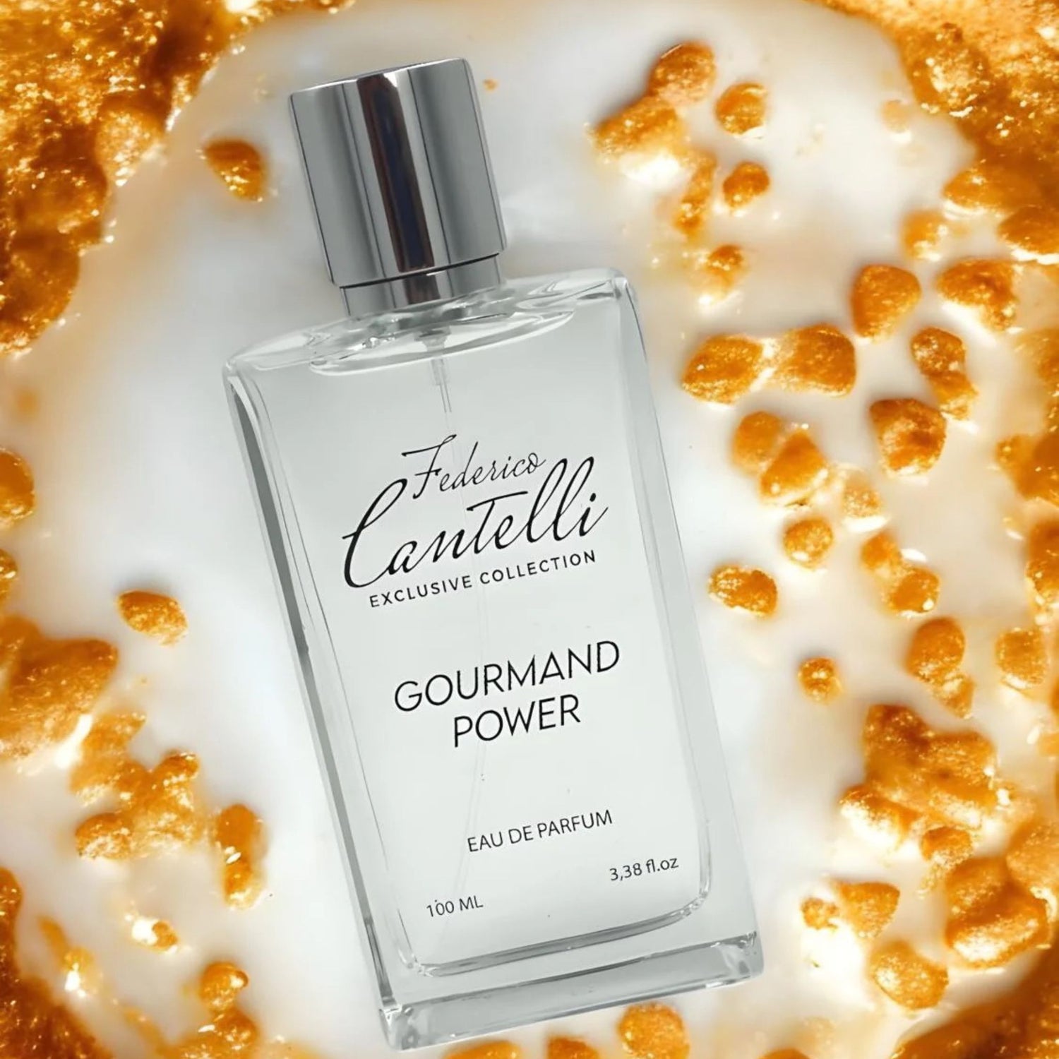 Un flacon de parfum blanc avec un bouchon argenté et des illustrations de baies.