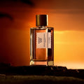 GOLDFIELD & BANKS Sunset Hour Dark Peach Eau de Parfum 100 ml — flacon devant un coucher de soleil embrasé de Broome, ambré fruité, parfum niche d'Australie