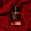 FRÉDÉRIC MALLE Northern Love Eau de Parfum 100 ml — flacon posé sur une étoffe rouge froissée, ambiance hivernale, ambré boisé, haute parfumerie française