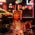 By Kilian Midnight Espresso Eau de Parfum 75ml — flacon dans un bar de nuit aux néons, café et vanille, gourmand ambré parfum niche France
