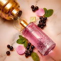 By Kilian Sparkling Royal Eau de Parfum 75ml — flacon couché sur marbre rosé, grappes de cassis, menthe et pétales de rose, floral fruité niche France