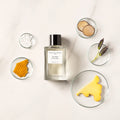ESSENTIAL PARFUMS The Musc Eau de Parfum 100 ml – flacon et matières premières sur marbre