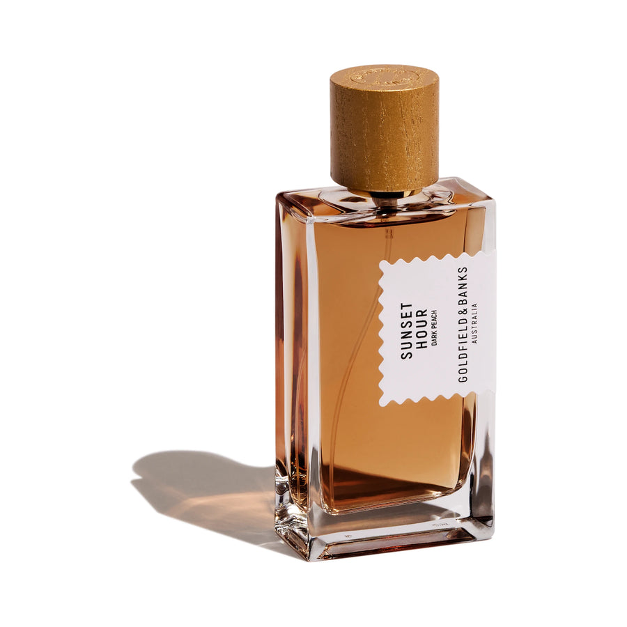 GOLDFIELD & BANKS Sunset Hour Dark Peach Eau de Parfum 100 ml — flacon rectangulaire jus ambré et bouchon doré sur fond blanc, ambré fruité, parfum niche d'Australie