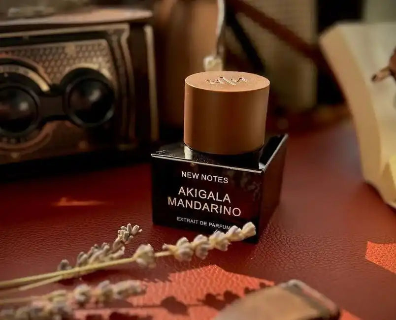 Flacon de parfum noir et or avec bouchon en bois, fragrance ’akigala mandarino’.