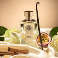 LES NOBLES ESSENCES Mirage Exotique Extrait de Parfum 100 ml — flacon sur soie ivoire avec rose blanche, fruit de la passion, gousse de vanille et cannelle