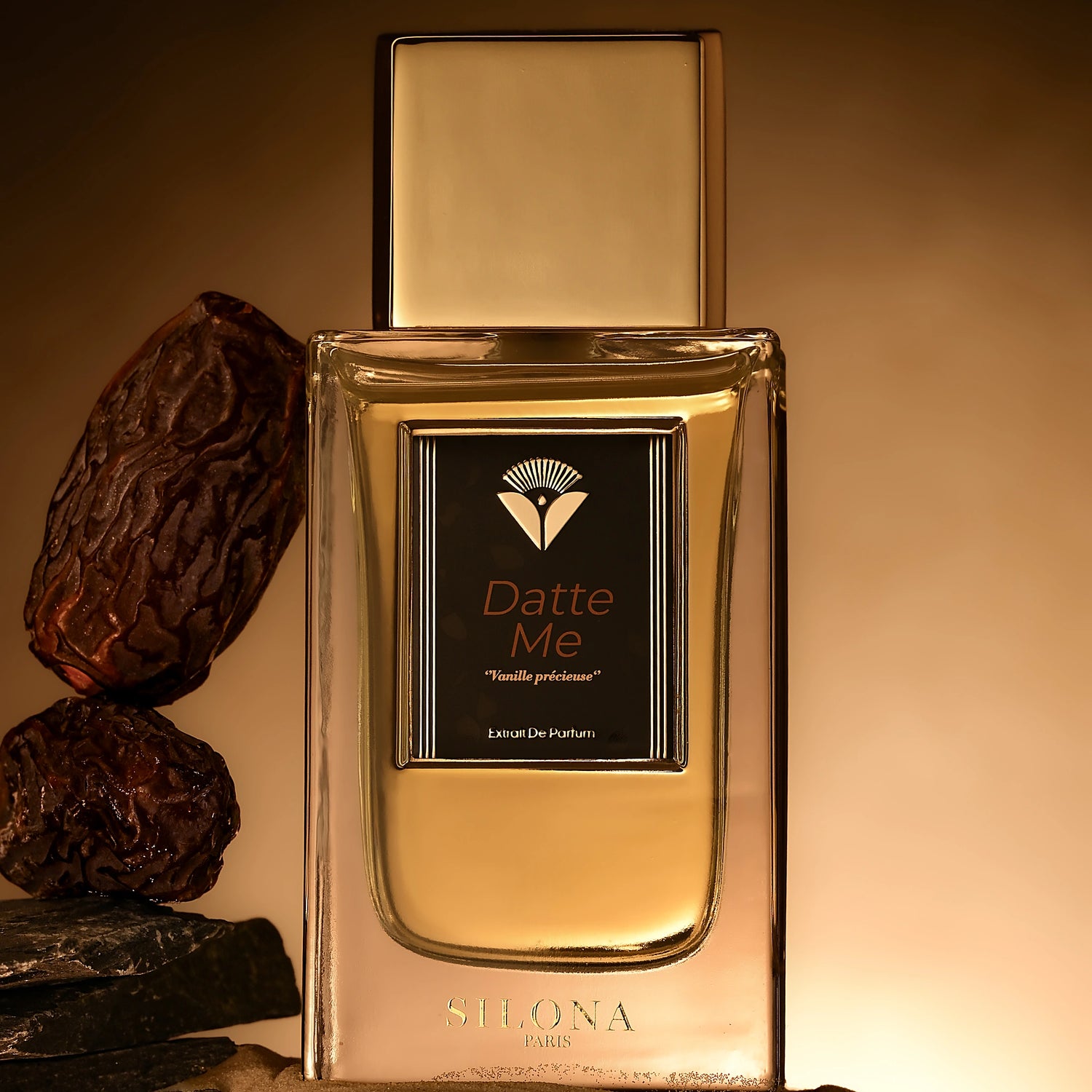 Silona Paris Datte Me Extrait de Parfum 100ml — flacon et dattes Medjool en lumière chaude, oriental gourmand, parfum niche Paris
