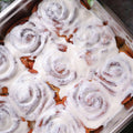 THEODOROS KALOTINIS Cinnamon Rolls Eau de Parfum 50ml — cinnamon rolls cuits nappage glaçage vanille onctueux dans plat métal, lifestyle viennoiserie maison cocooning