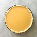 THEODOROS KALOTINIS Lemon Tart Eau de Parfum 50ml — tarte au citron entière dorée pâte sablée beurrée sur marbre, lifestyle pâtisserie de luxe minimaliste