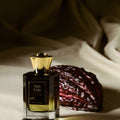 MAISON JANNOBI Van Cao Extrait de Parfum 100 ml — flacon posé près d'une cabosse de cacao sur soie beige, gourmand vanillé, parfumerie française